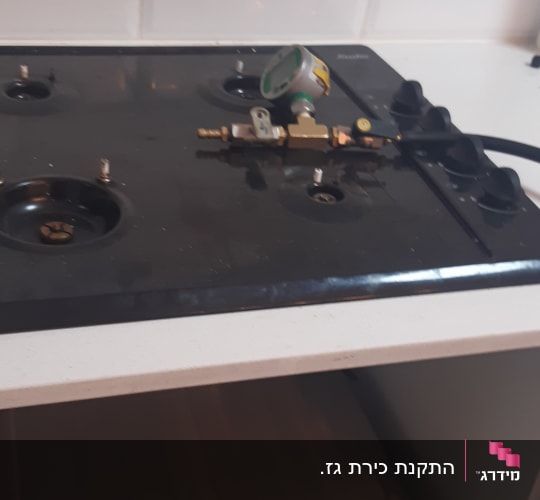כיריים עם מד לחץ גז על משטח העבודה